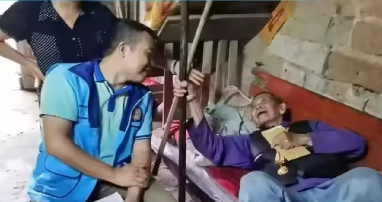 Zhengyang Packaging Dongguan volunteer crouching down to listen caring for elderly Guangdong China